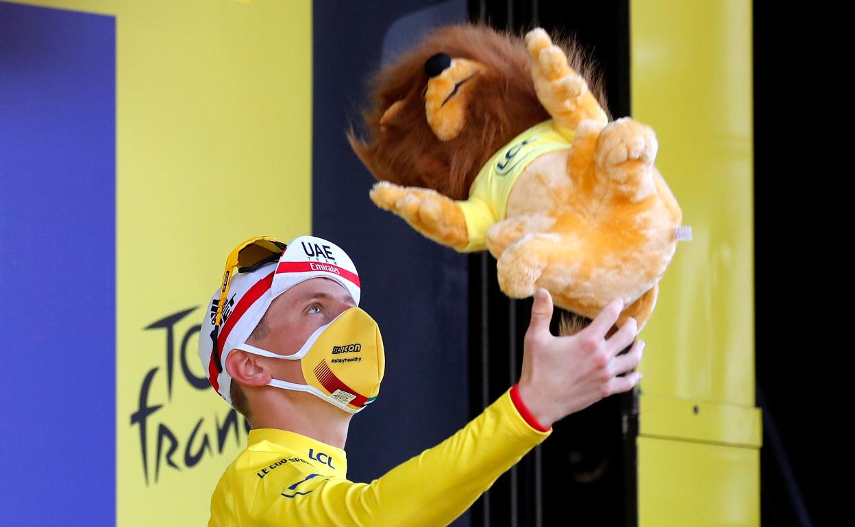 Pogcar, vestido de amarillo y con el león del Tour. 