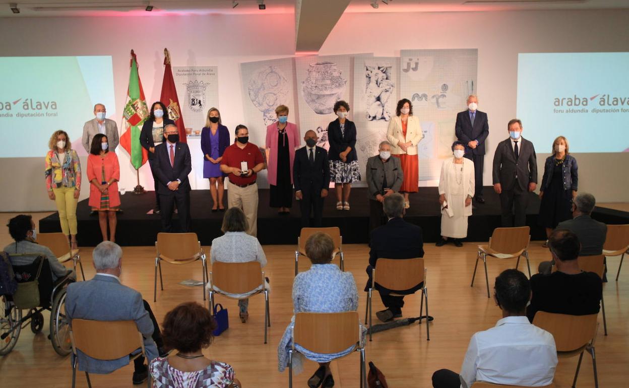 El Gobierno foral, consejeros del Ejecutivo vasco y concejalas del Ayuntamiento de Vitoria en una foto de familia con los homenajeados. 