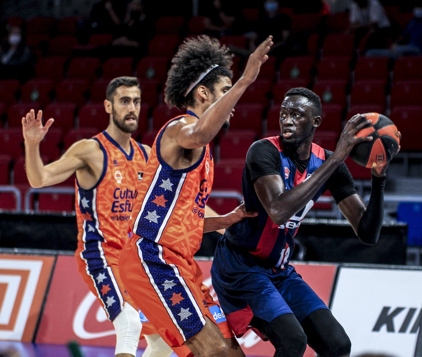 Las fotos del Baskonia - Valencia Basket. 