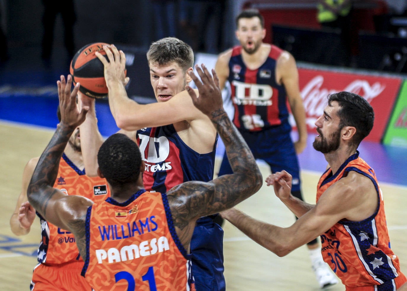 Las fotos del Baskonia - Valencia Basket. 