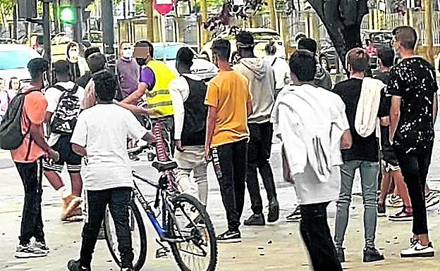 Una docena de menores sigue a un repartidor que les llamó la atención. 