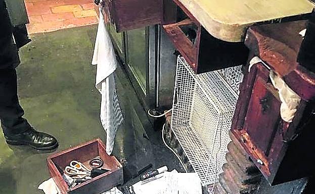 Estado enque quedó un conocido local del Casco Viejo en el que entró a robar, hace unos días, un menor extranjero tutelado por la Diputación. 