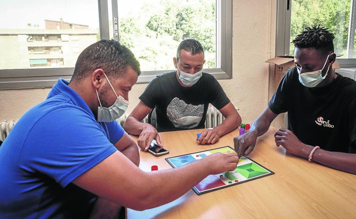 Mohammed Hadioui mueve ficha ante sus compañeros en una partida de parchís.