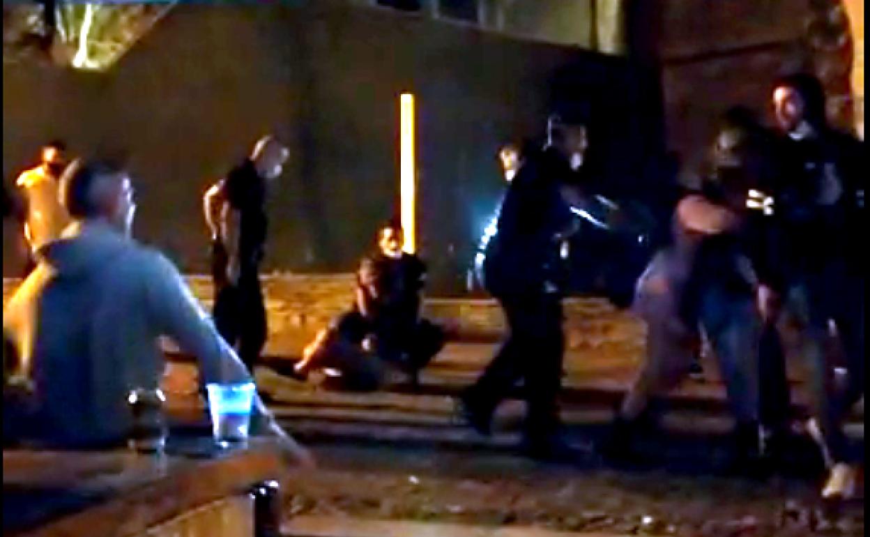 Un detenido y 7 investigados tras un botellón de 50 chavales en Mundaka