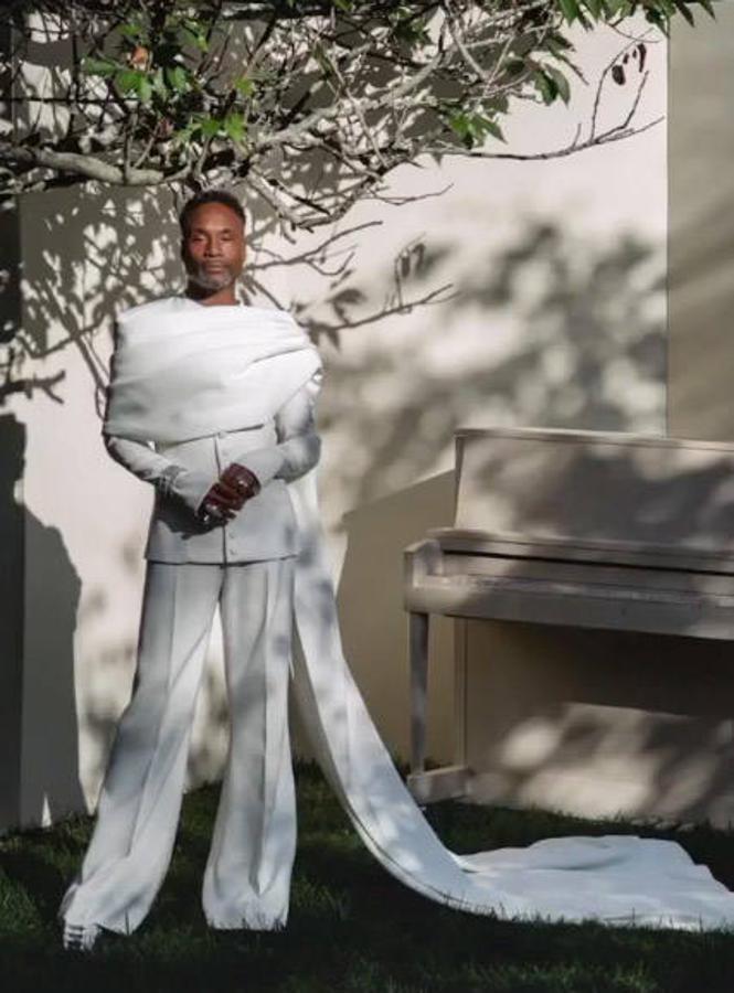 Billy Porter lució este llamativo conjunto de traje y foulard a modo de capa de Ashi Studio en color blanco.