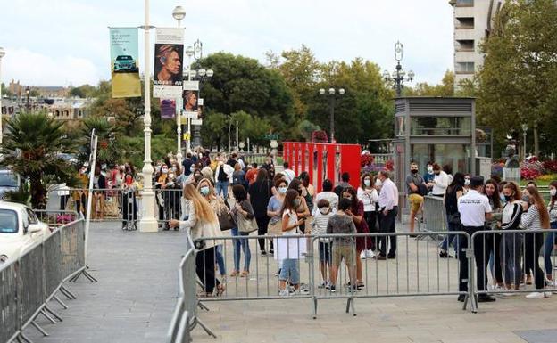 Fans esperan la llegada de famosos al Zinemaldia