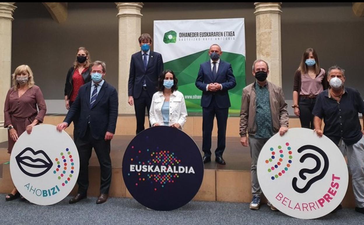 Agerraldia ostegun goizean egin zuten Gasteizko Ohianeder Euskararen Etxean.