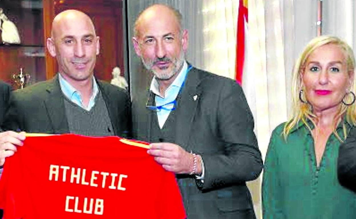 Luis Rubiales, Aitor Elizegi y María Tato, en enero de 2019 en la Federación Española. 