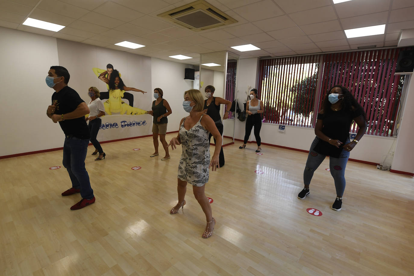 Academia de Yohan y Maya en Getxo con medidas covid y bailando con mascarilla 