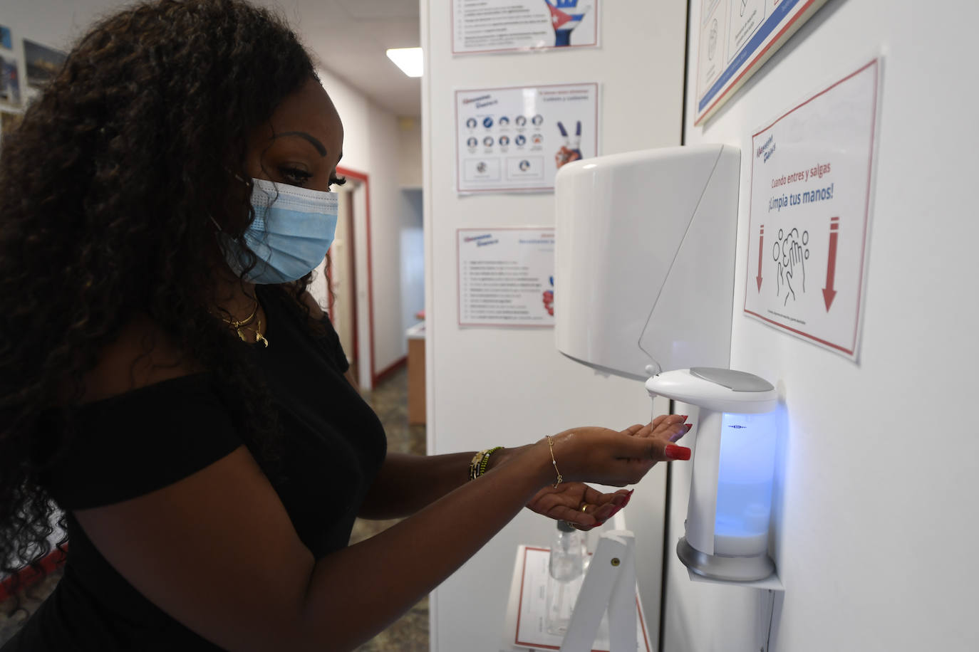 Maya, profesora de la escuela de baile Johan y Maya en Getxo, se limpia las manos antes de empezar las clases