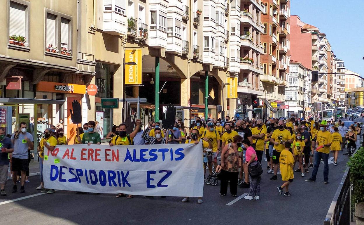 Trabajadores de Alestis se manifiestan contra los despidos en Vitoria.