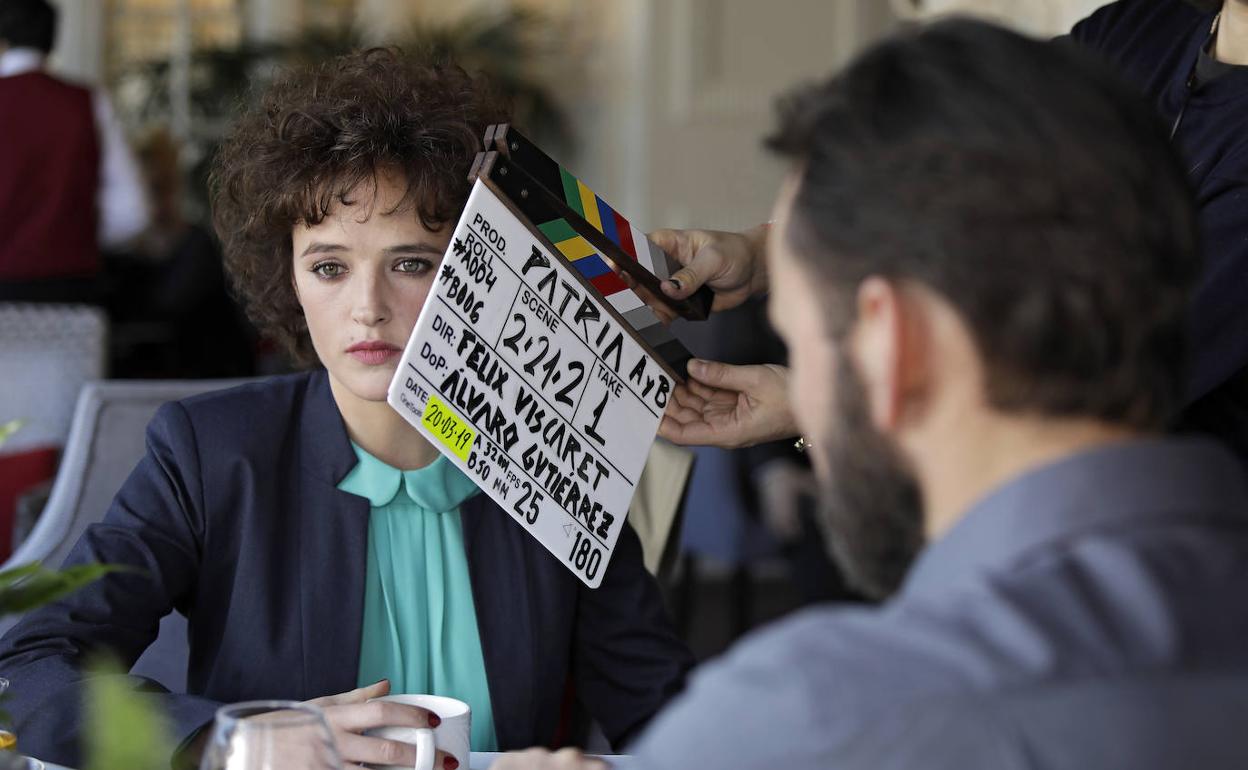 La vitoriana Susana Abaitua, caracterizada como Nerea, durante el rodaje de la serie 'Patria'.