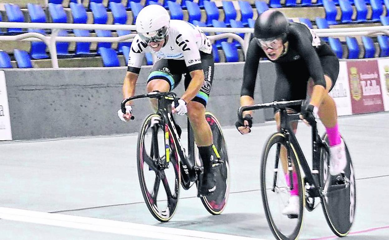 Tania Calvo, a la izquierda, durante uno de los esprints de la prueba celebrada este viernes. 