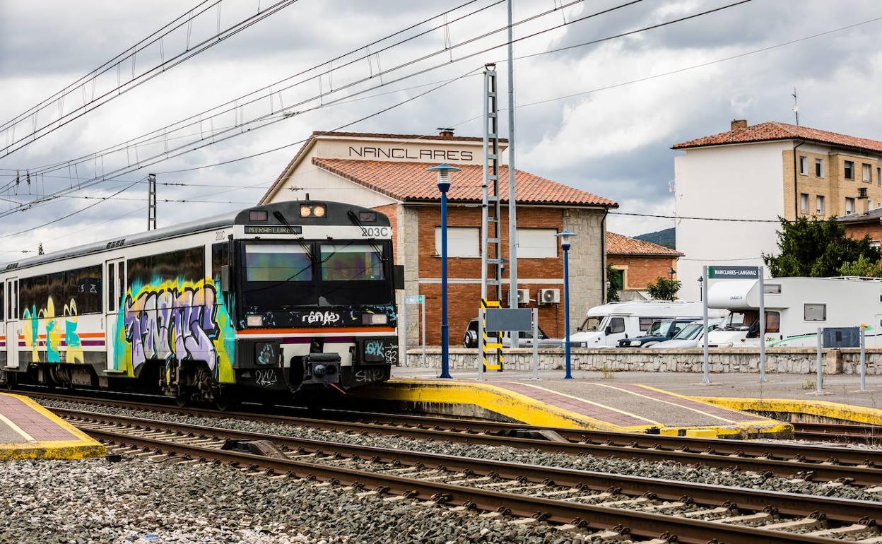 La eliminación de trenes a primera hora de la mañana ocasiona muchos problemas a los viajeros de Añana y la Llanada para ir a Vitoria. 