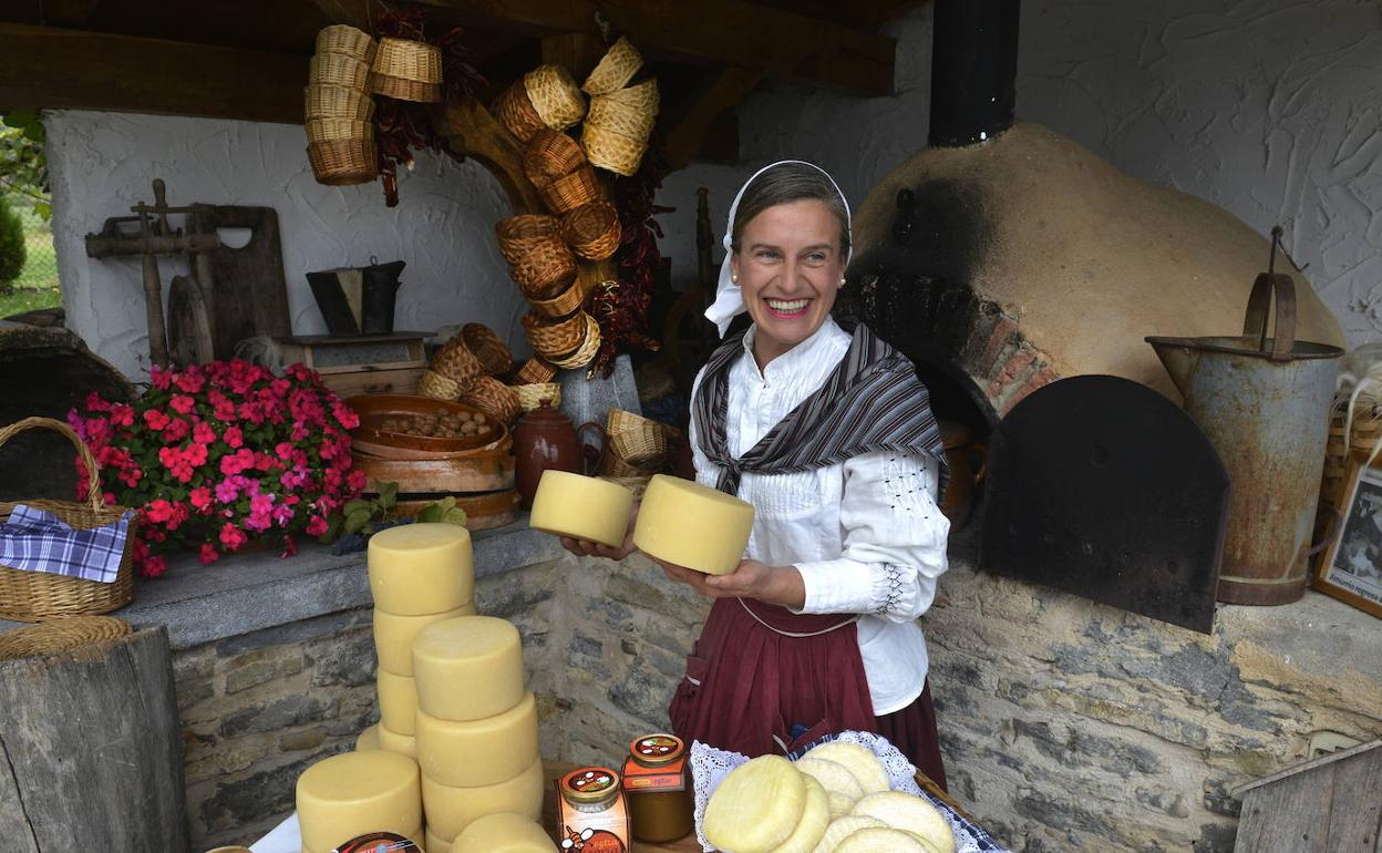Leire Ibarrolla, preparando sus quesos. 