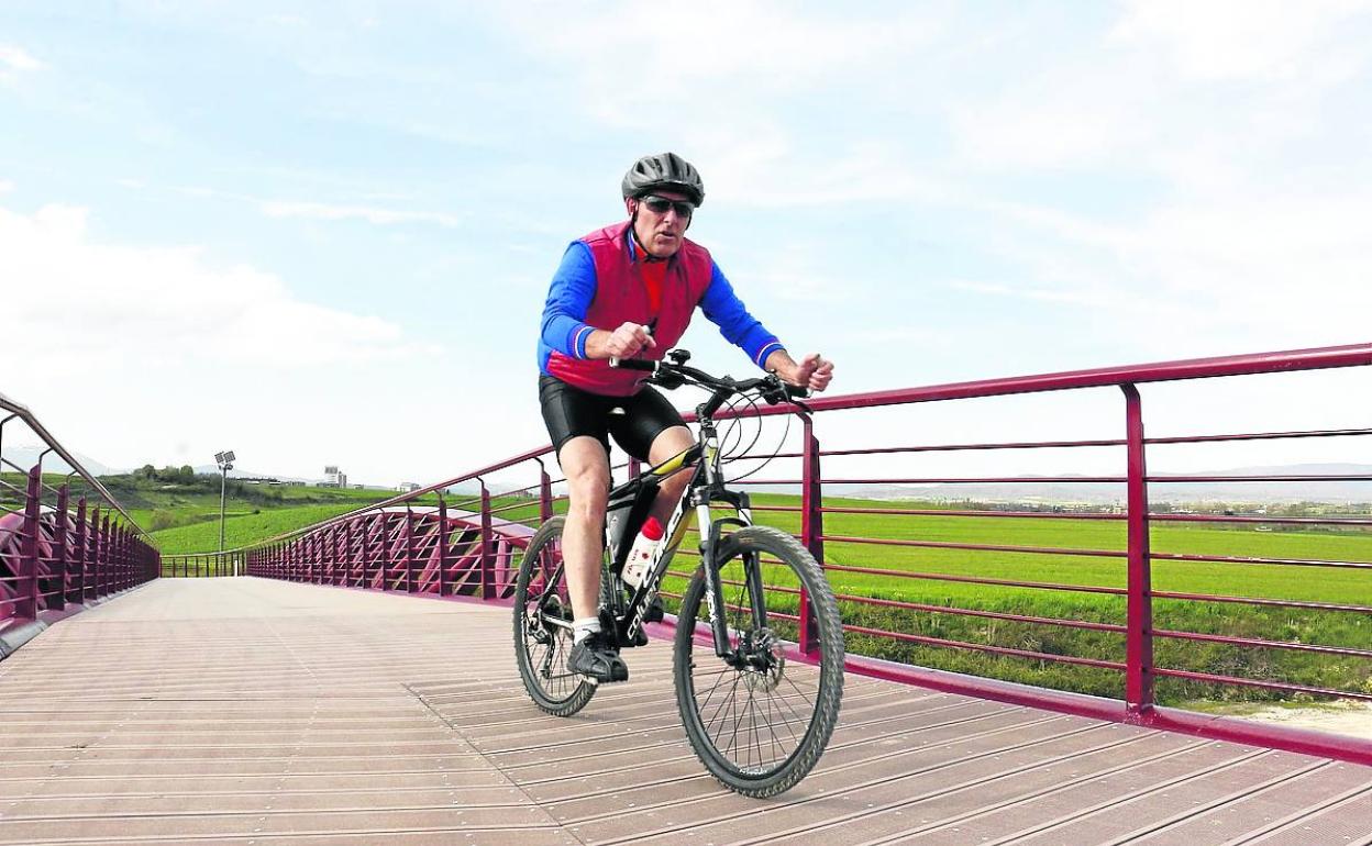 Un ciclista circula por la pasarela de Olaranbe. 