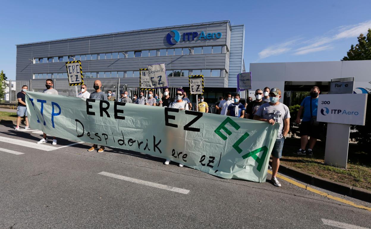 Concentracion de trabajadores de ITP AERO, en Zamudio. 