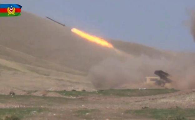 Una batería de misiles de Armenia dispara contra las posiciones del ejército de Azebaiyan.