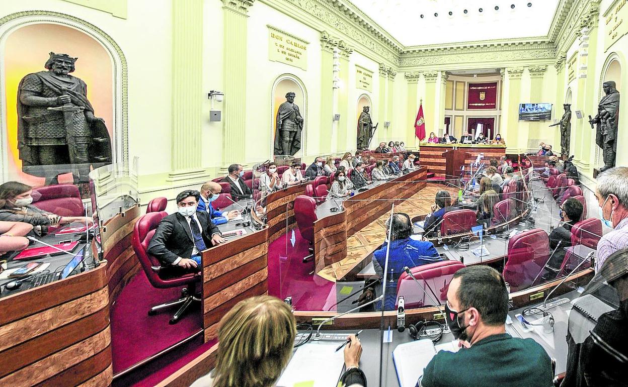 Las mamparas y mascarillas marcaron la sesión de las Juntas.