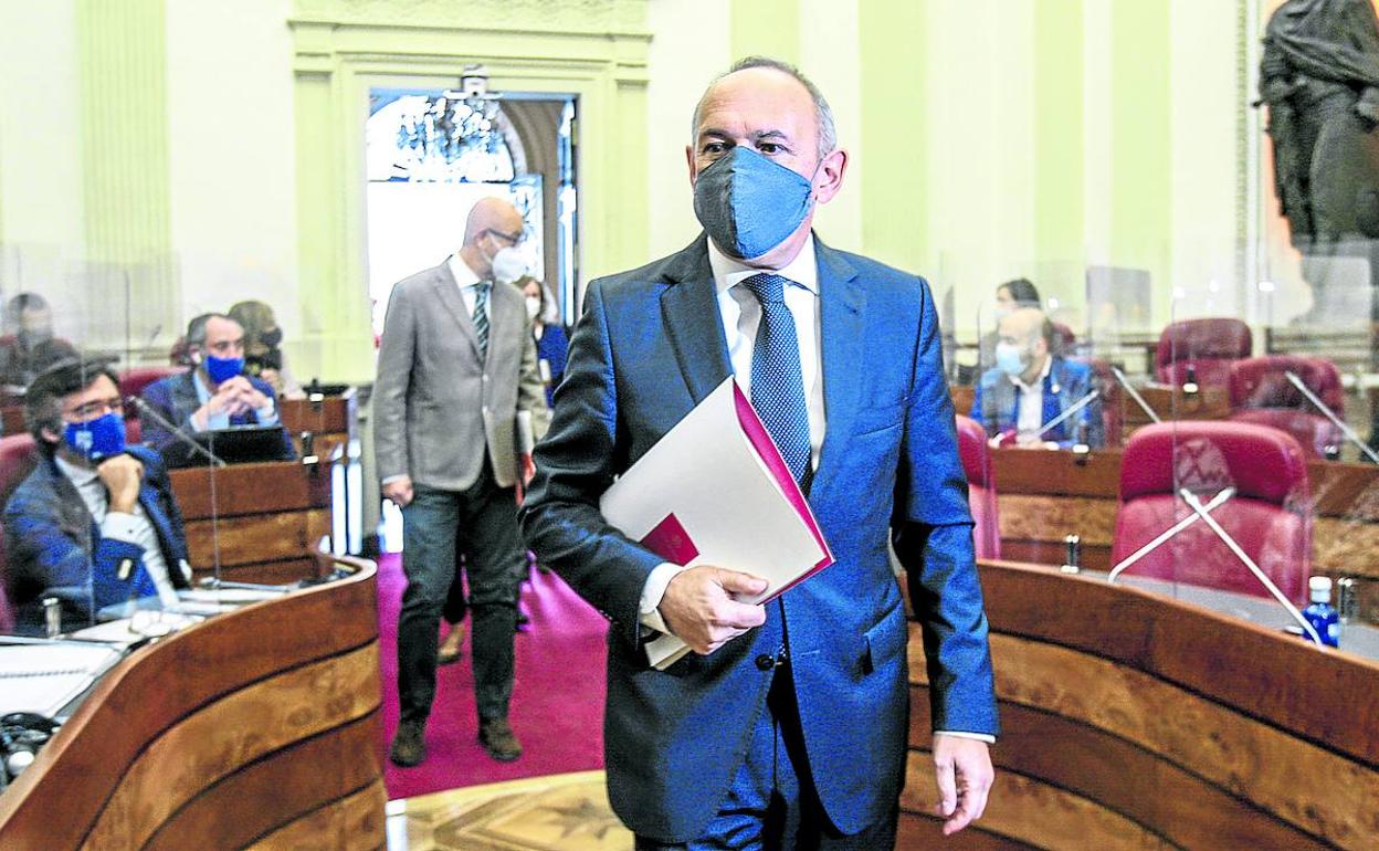 El diputado general, Ramiro González, accede ayer al salón de plenos seguido por los miembros jeltzales de su gobierno. 