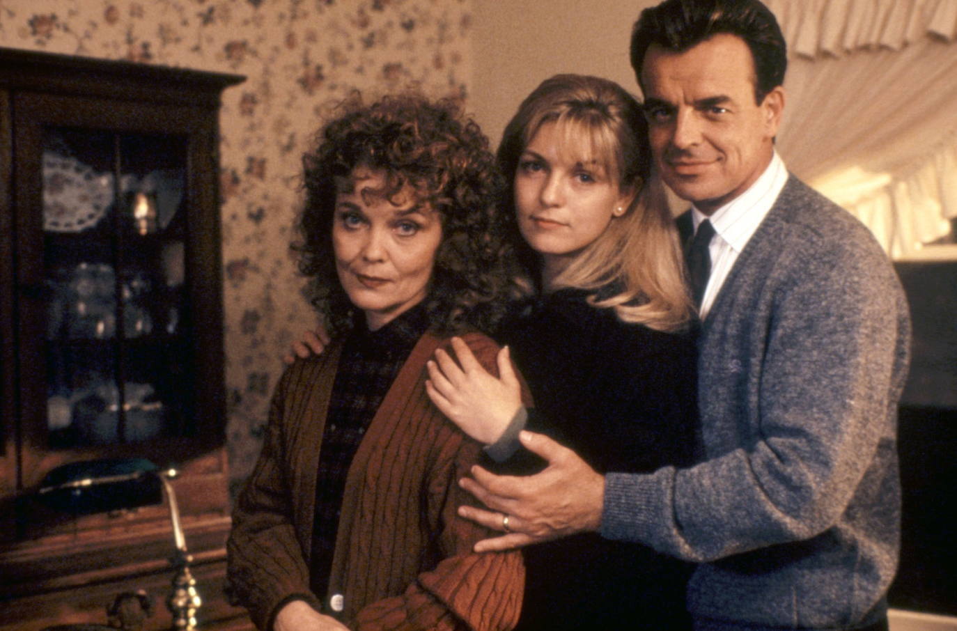 Grace Zabriske, a la izquierda de la imagen, interpretó a Sarah Palmer 