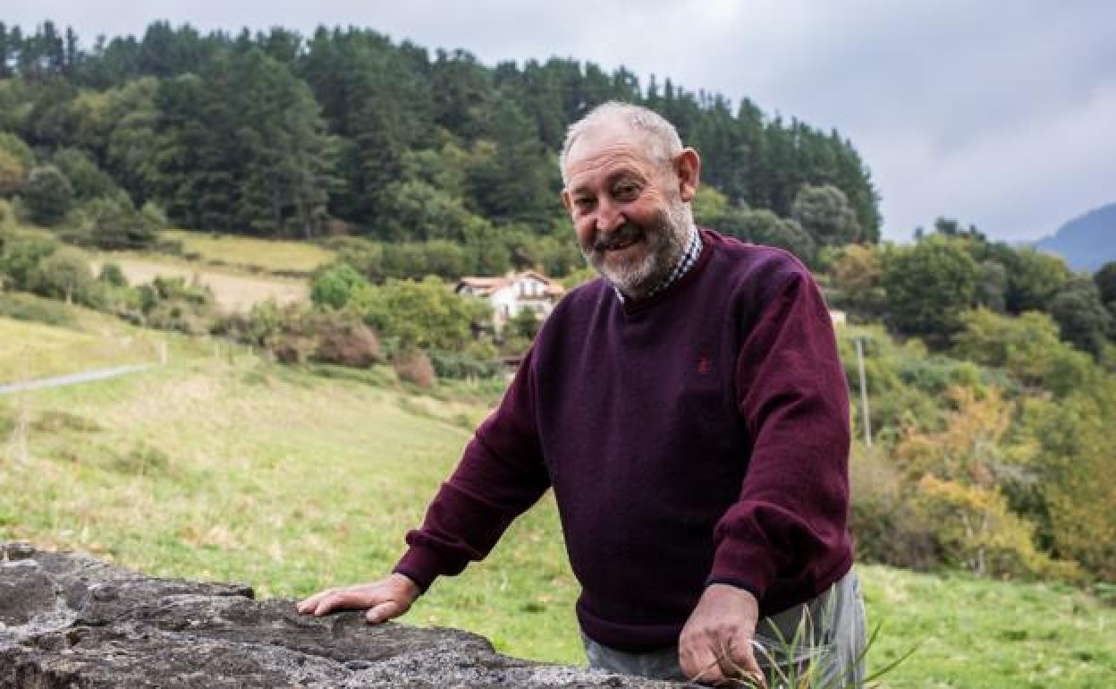 Lázaro Milikua trabaja desde su localidad natal, a las faldas del Oiz,por recuperar al perro vasco por antonomasia, en peligro de extinción. 