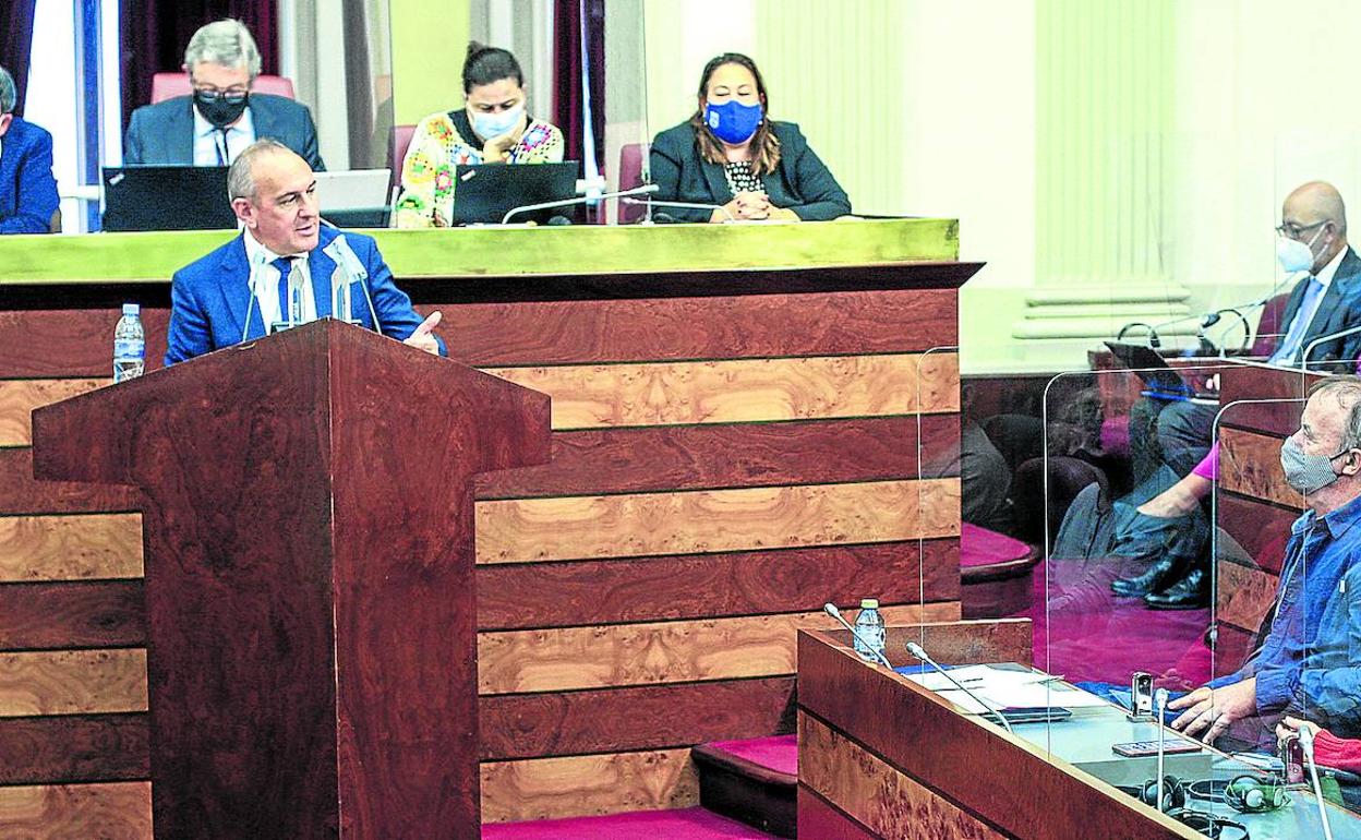 El diputado general, Ramiro González, se dirige a Kike Fernández de Pinedo (EH Bildu) en el pleno.