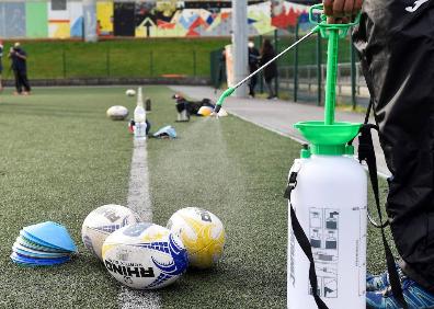 Imagen secundaria 1 - La desinfección de material y manos así como la toma de la temperatura es constante. 