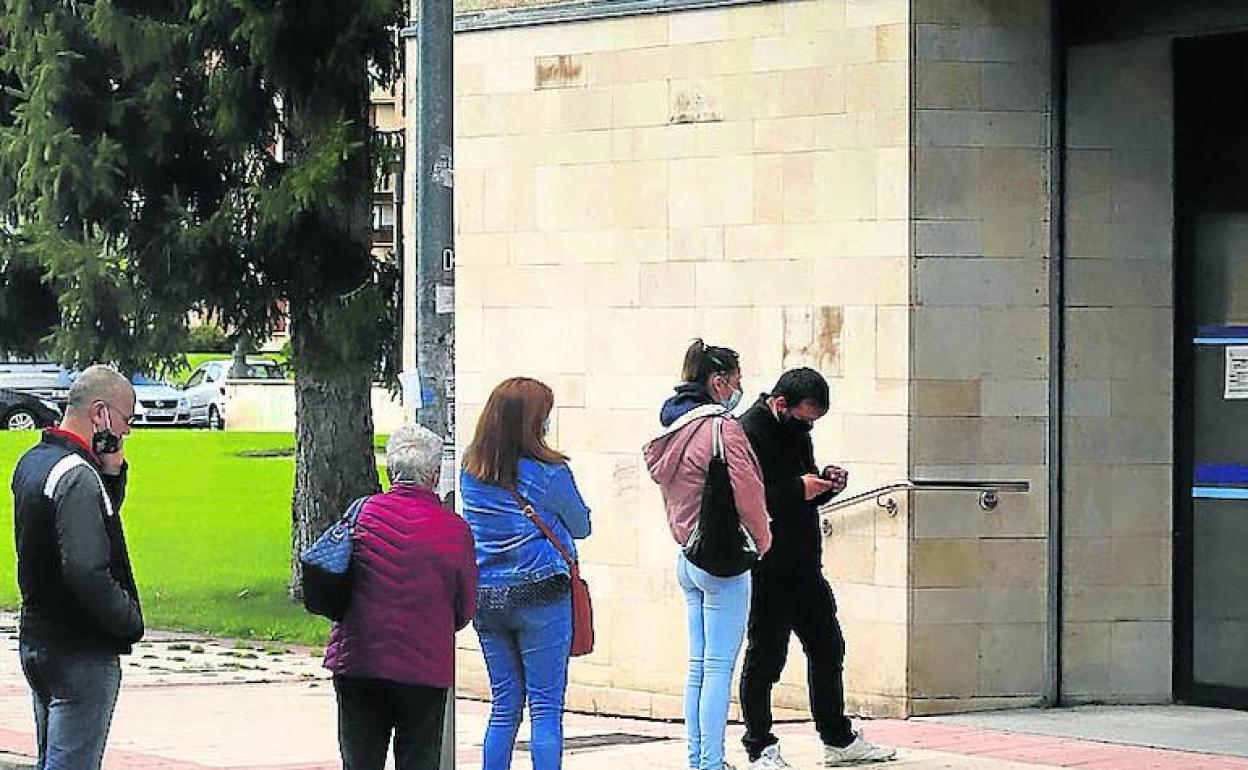 Los pacientes esperan para ser atendidos en el ambulatorio. 