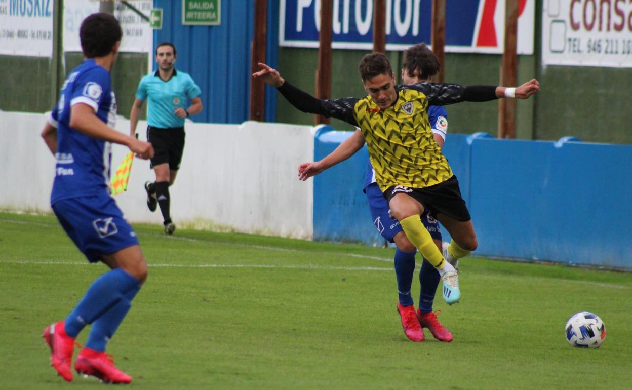 Jorge Bengoetxea sortea a un rival durante el partido 