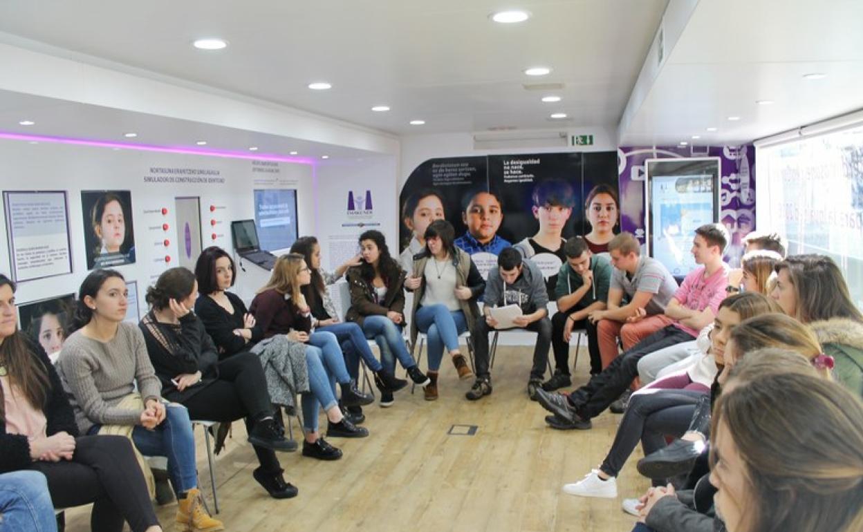 Un grupo de jóvenes debate sobre la igualdad en el autobús de Emakunde. E.C. 