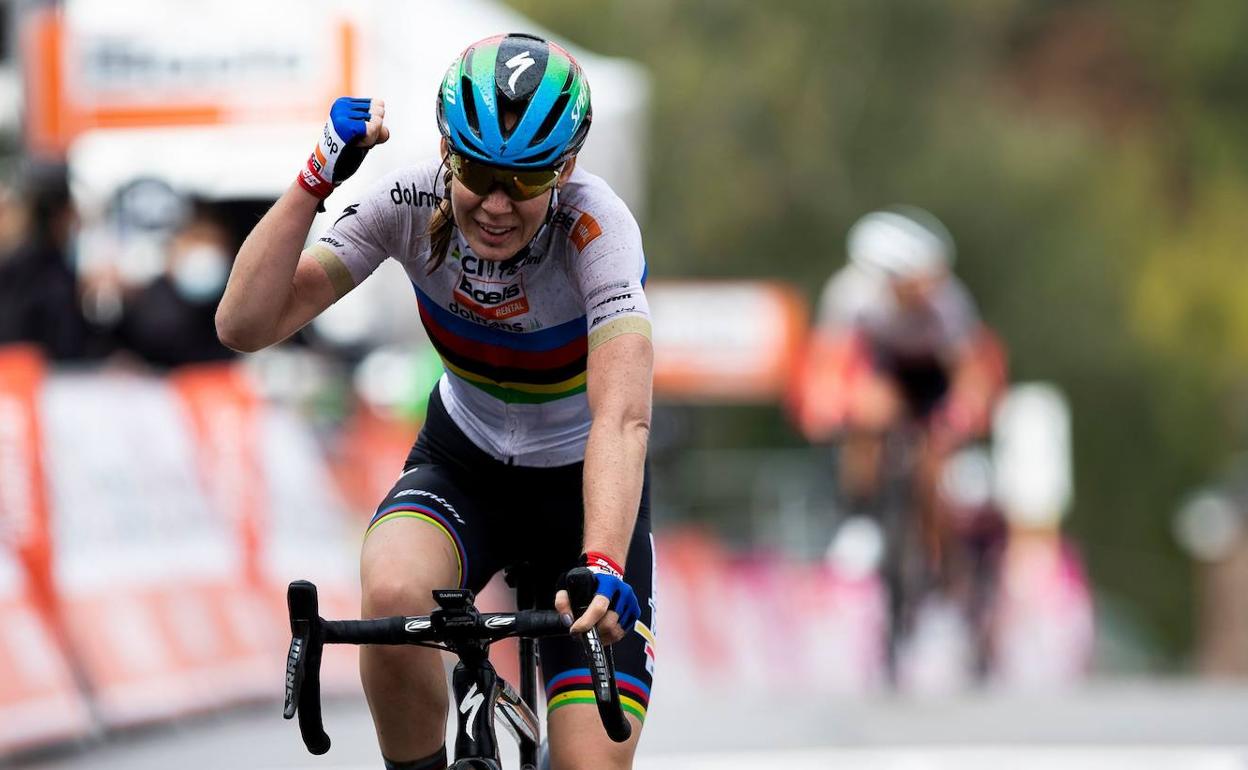 La corredora holandesa celebrando el triunfo con el maillot arcoíris. 