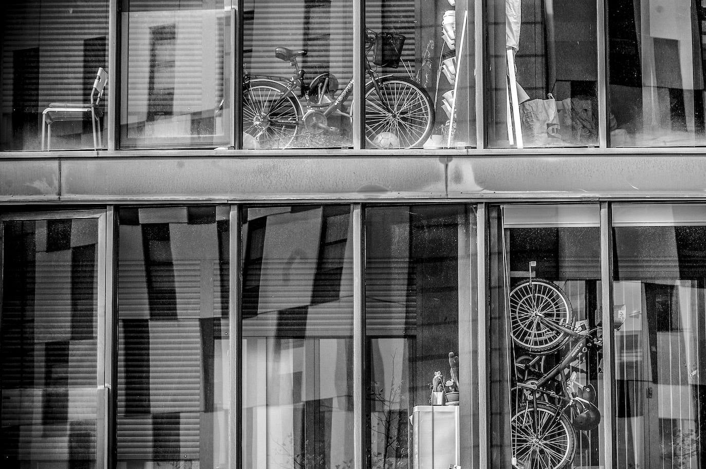 Balcones acristalados en el Paseo de la Iliada.