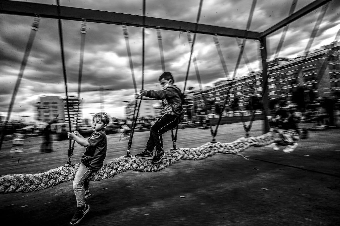 Unos niños juegan en uno de los columpios del parque del Este, epicentro del ocio infantil y también del terraceo. 