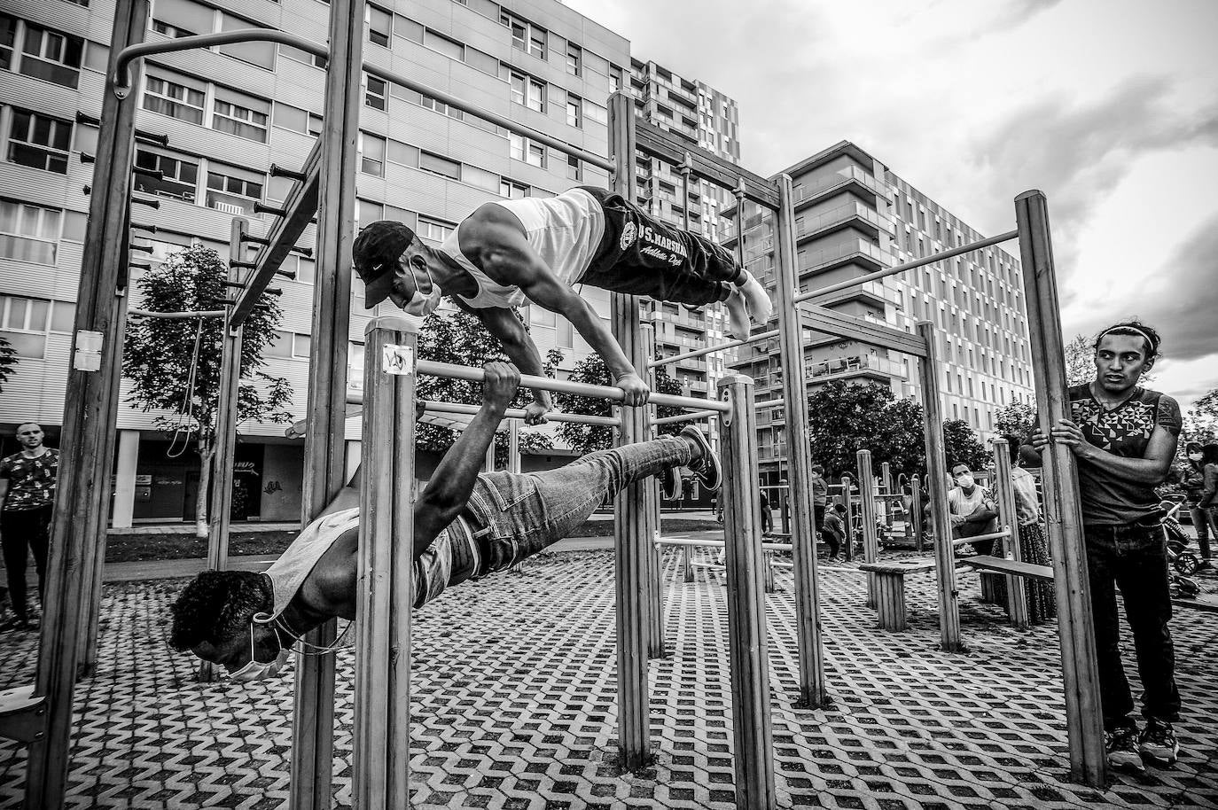 Un joven practica ejercicios físicos con su propio peso corporal en el parque Calistenia, en la calle Gabriela Mistral.