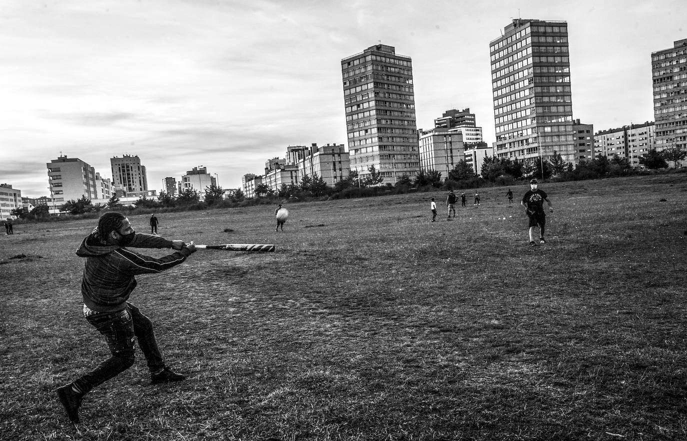 Las campas del antiguo aeródromo de Zalburu o Martínez de Aragón son hoy un concurrido lugar de esparcimiento, donde se pasea y se practica deporte, incluso el béisbol.