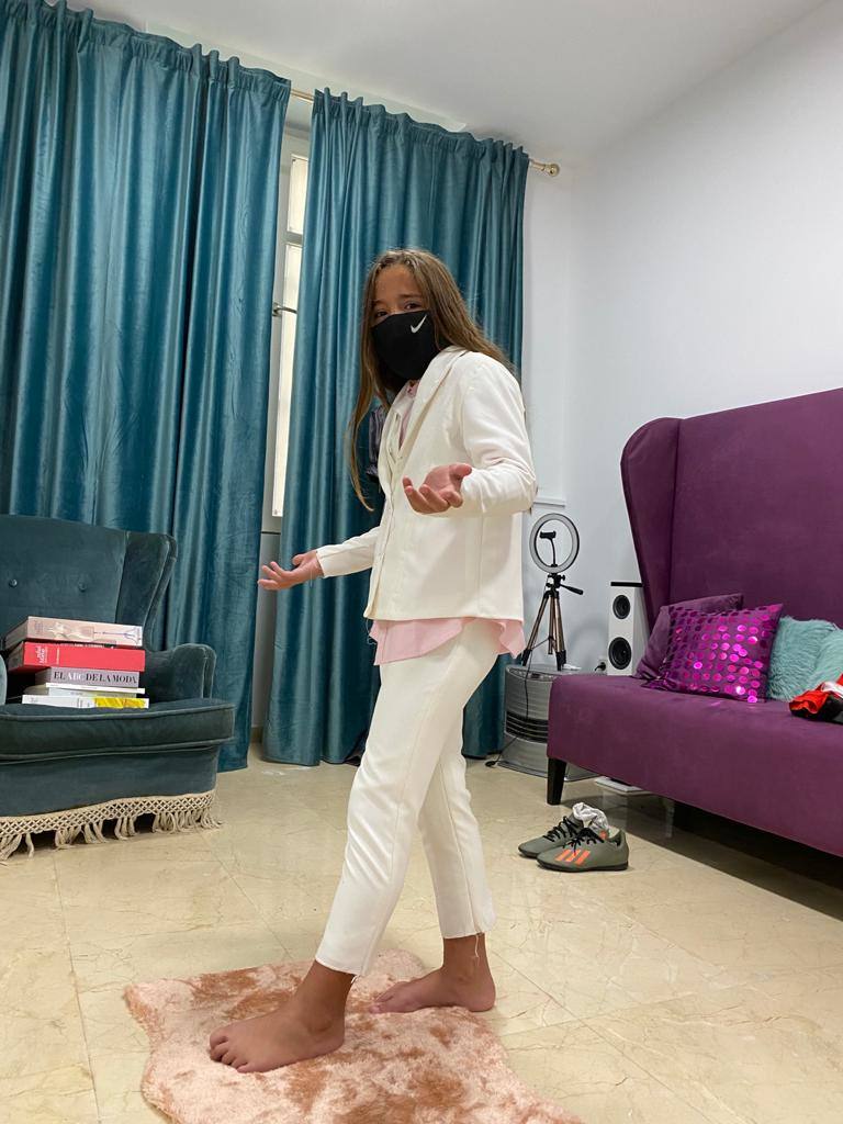 Fotos: Alize, la niña vizcaína que ha sido fiel a sí misma haciendo la comunión con traje y corbata