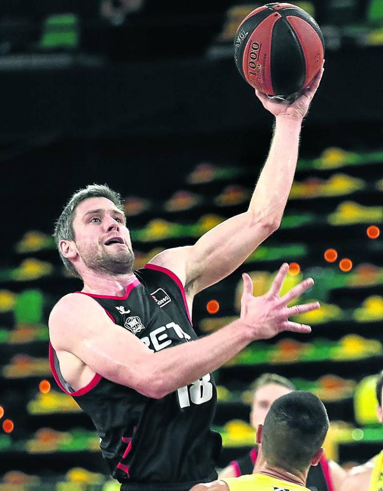 Serron entra a canasta durante el partido ante el Iberostar. 