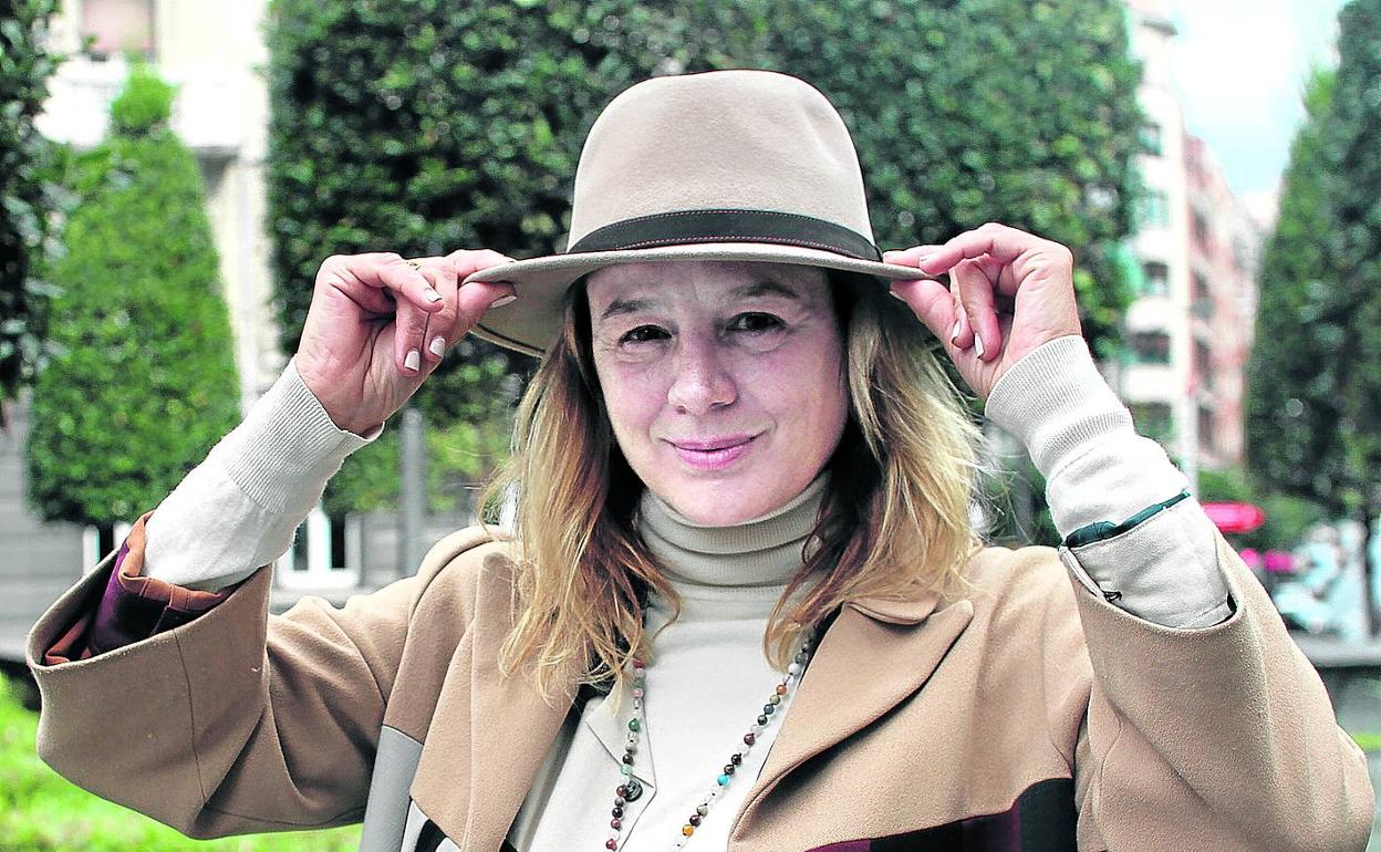 Emma Suárez, ayer durante su visita a Bilbao para presentar en los cines Golem la coproducción vascogriega 'Una ventana al mar'. 