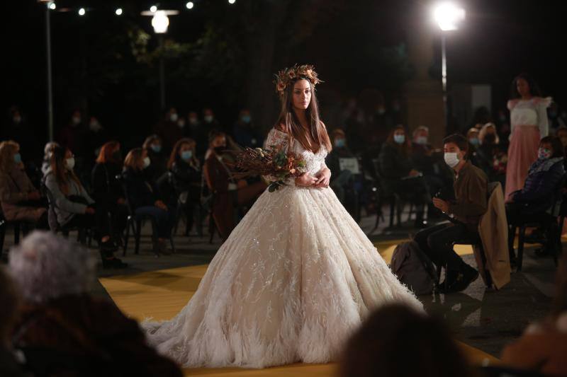 Novias por siempre jamás sorprendió con propuestas innovadoras como 'looks' de dos piezas aunque no olvidó los tradicionales vestidos estilo princesa. Las capas y los tejidos como el crepe, la gasa y los bordados fueron protagonistas.