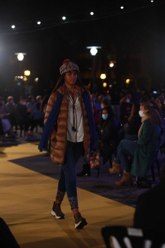 Moda María Jesús llevó sus propuestas urbanas a la pasarela con jerséis de punto, plumíferos, abrigos, ponchos y complementos como el sombrero. 