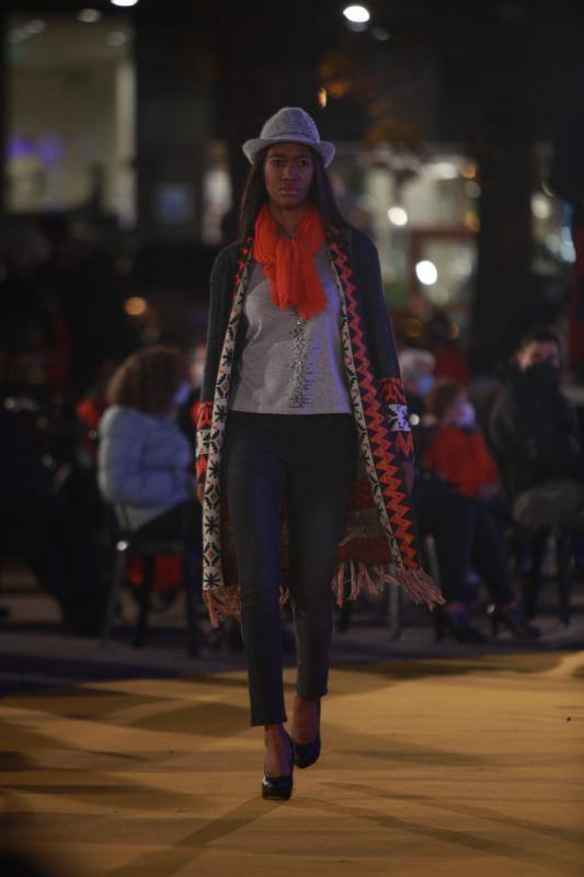 Moda María Jesús llevó sus propuestas urbanas a la pasarela con jerséis de punto, plumíferos, abrigos, ponchos y complementos como el sombrero.