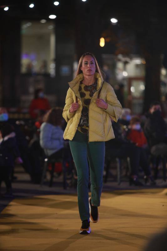 Moda María Jesús llevó sus propuestas urbanas a la pasarela con jerséis de punto, plumíferos, abrigos, ponchos y complementos como el sombrero.