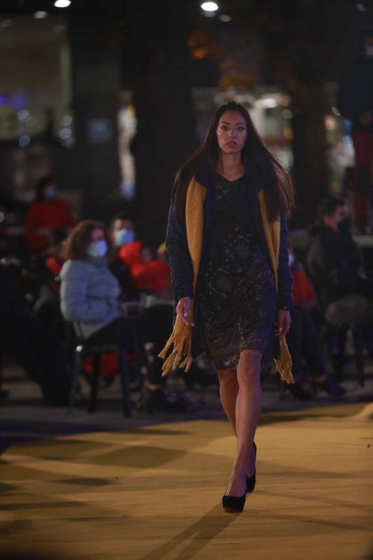 Moda María Jesús llevó sus propuestas urbanas a la pasarela con jerséis de punto, plumíferos, abrigos, ponchos y complementos como el sombrero.