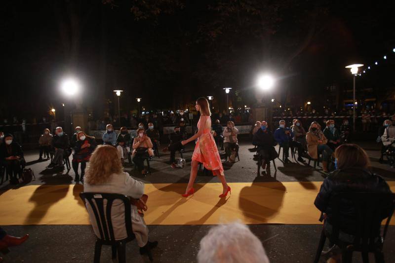 Atelier Vitoria presentó una colección de ceremonia con vestidos de lentejuealas, conjuntos de gasa, pantalones 'palazzo' o chaquetas bordadas de plumas.