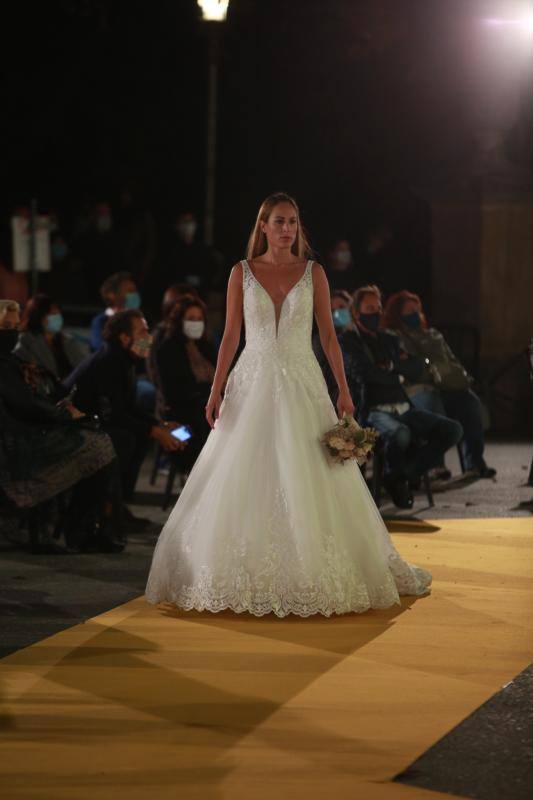 Novias por siempre jamás sorprendió con propuestas innovadoras como 'looks' de dos piezas aunque no olvidó los tradicionales vestidos estilo princesa. Las capas y los tejidos como el crepe, la gasa y los bordados fueron protagonistas.