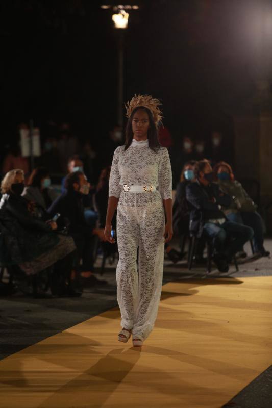 Novias por siempre jamás sorprendió con propuestas innovadoras como 'looks' de dos piezas aunque no olvidó los tradicionales vestidos estilo princesa. Las capas y los tejidos como el crepe, la gasa y los bordados fueron protagonistas.