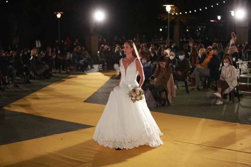 Novias por siempre jamás sorprendió con propuestas innovadoras como 'looks' de dos piezas aunque no olvidó los tradicionales vestidos estilo princesa. Las capas y los tejidos como el crepe, la gasa y los bordados fueron protagonistas.