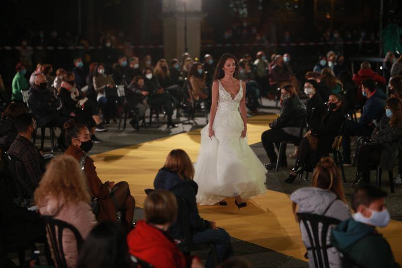 Novias por siempre jamás sorprendió con propuestas innovadoras como 'looks' de dos piezas aunque no olvidó los tradicionales vestidos estilo princesa. Las capas y los tejidos como el crepe, la gasa y los bordados fueron protagonistas.