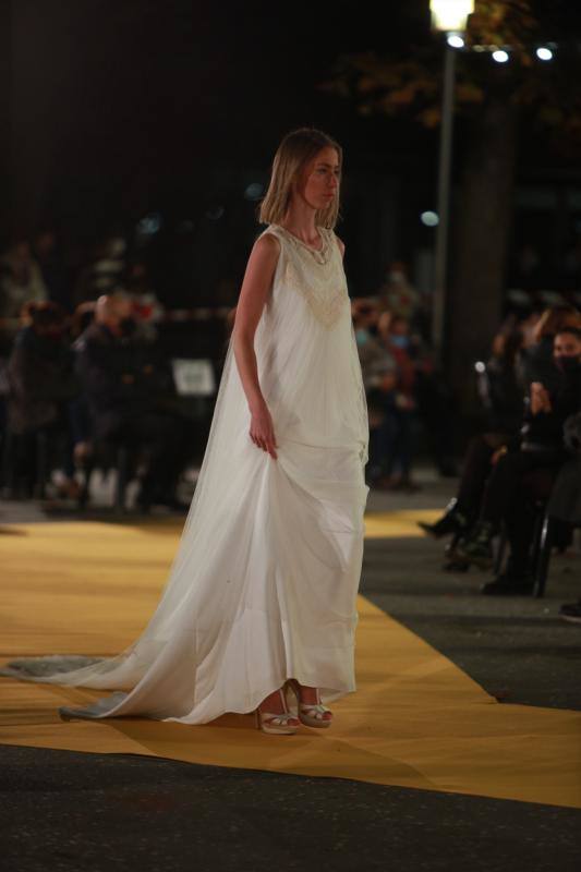 Novias por siempre jamás sorprendió con propuestas innovadoras como 'looks' de dos piezas aunque no olvidó los tradicionales vestidos estilo princesa. Las capas y los tejidos como el crepe, la gasa y los bordados fueron protagonistas.